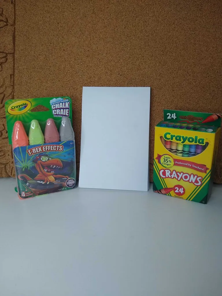 800 Kid's Tote with Paper, Chalk, Crayons