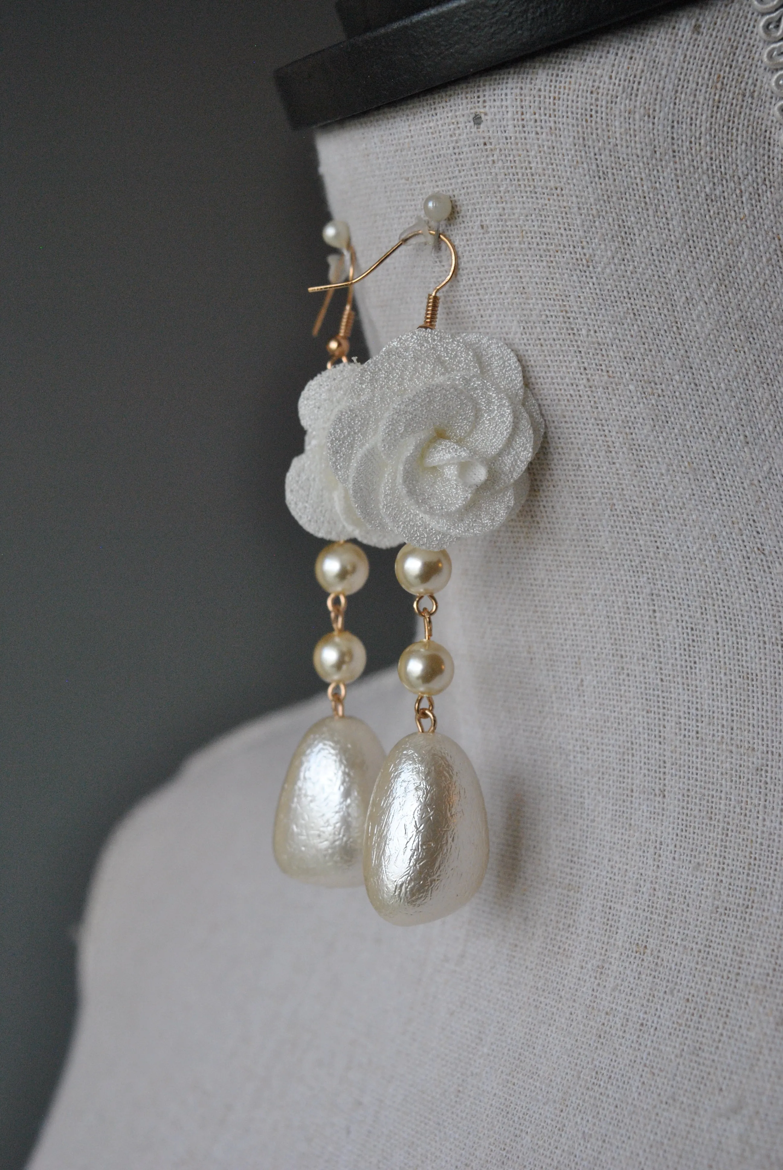 FASHION COLLECTION - WHITE FLOWER AND GLASS PEARL EARRINGS