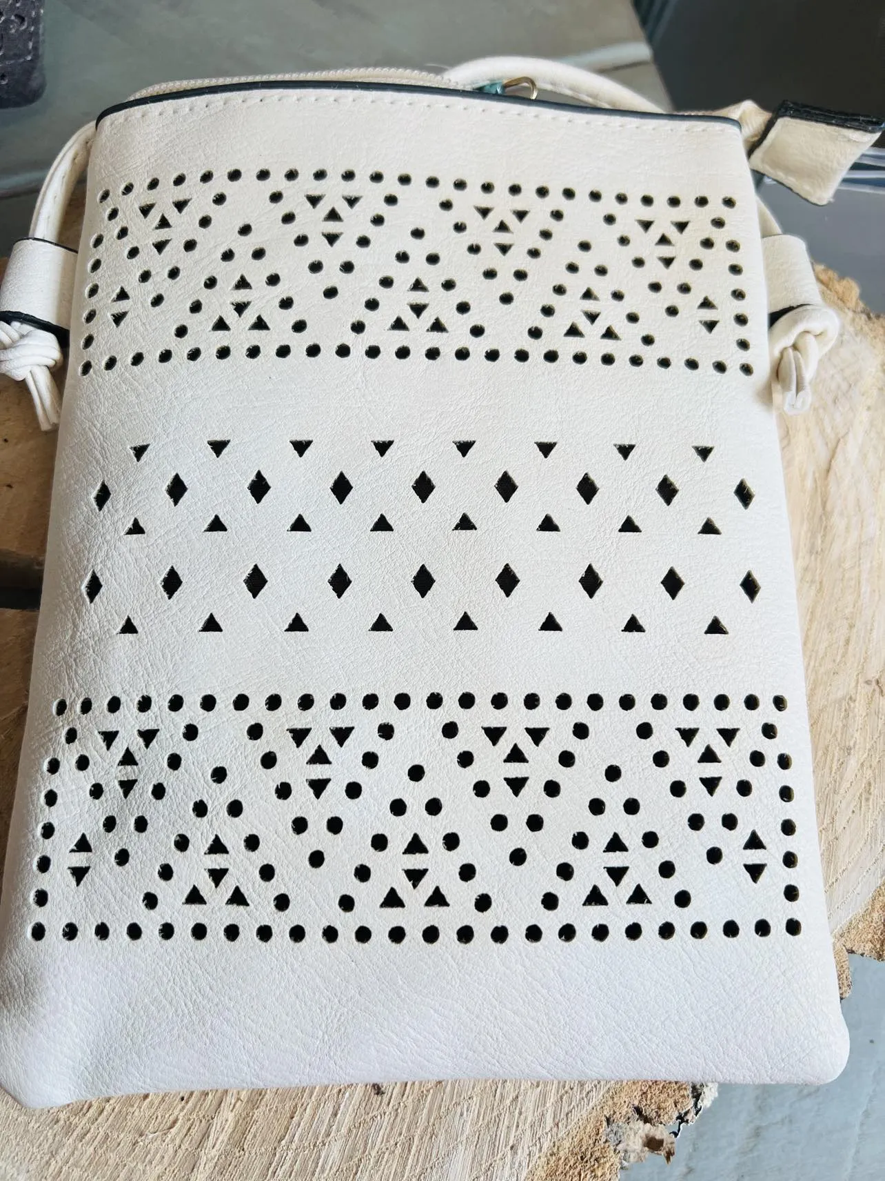 New Ecosse Design Crossbody leather purse in Ivory! Rear pocket to hold your Phone! Great Quality!