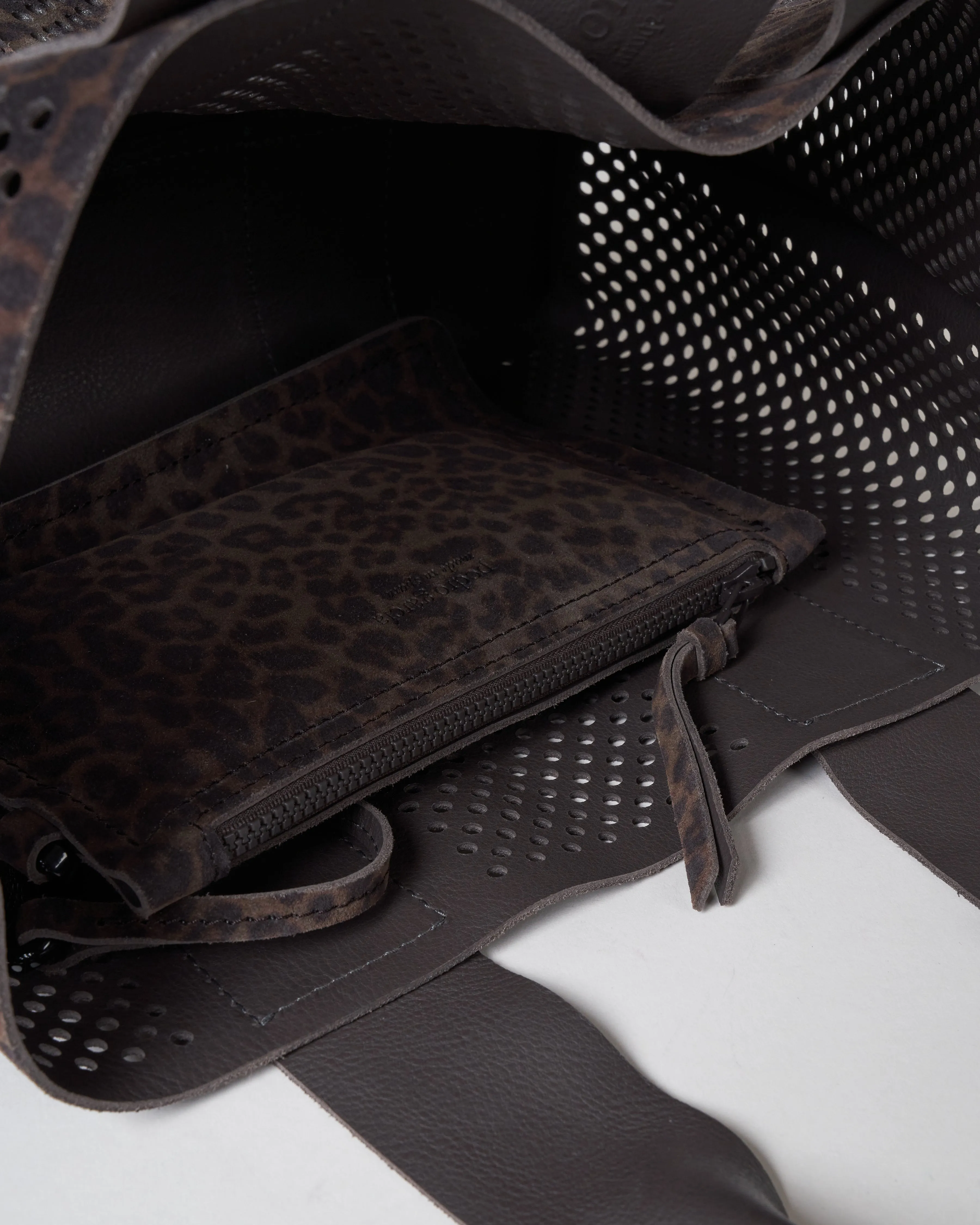 perfed tote - slate leopard castoro