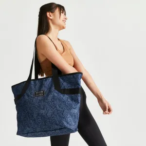 The sport tote with a graphic print: a must-have for your fitness kit.