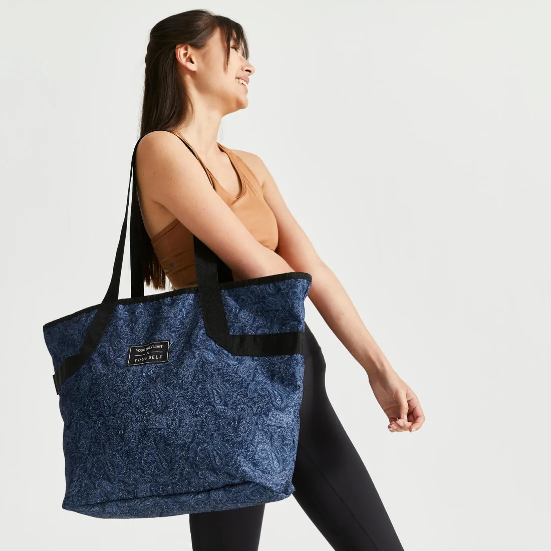 The sport tote with a graphic print: a must-have for your fitness kit.