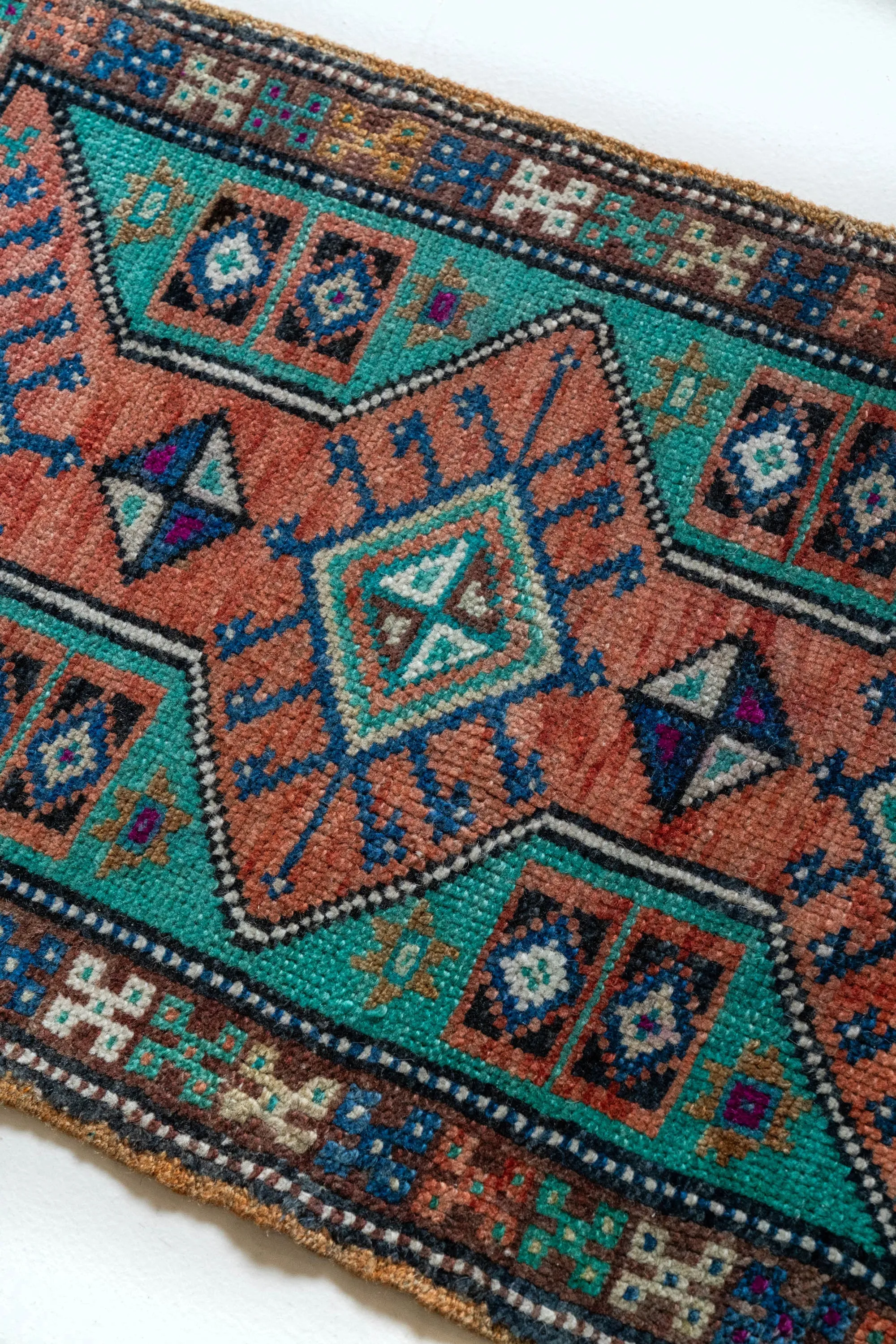 Vintage Turkish Mini Rug No. 556 | 1'10 x 2'7