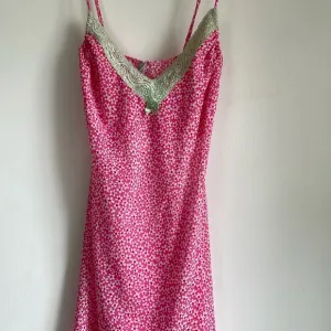 Vintage y2k deadstock pink floral nightie/ dress with green lace details