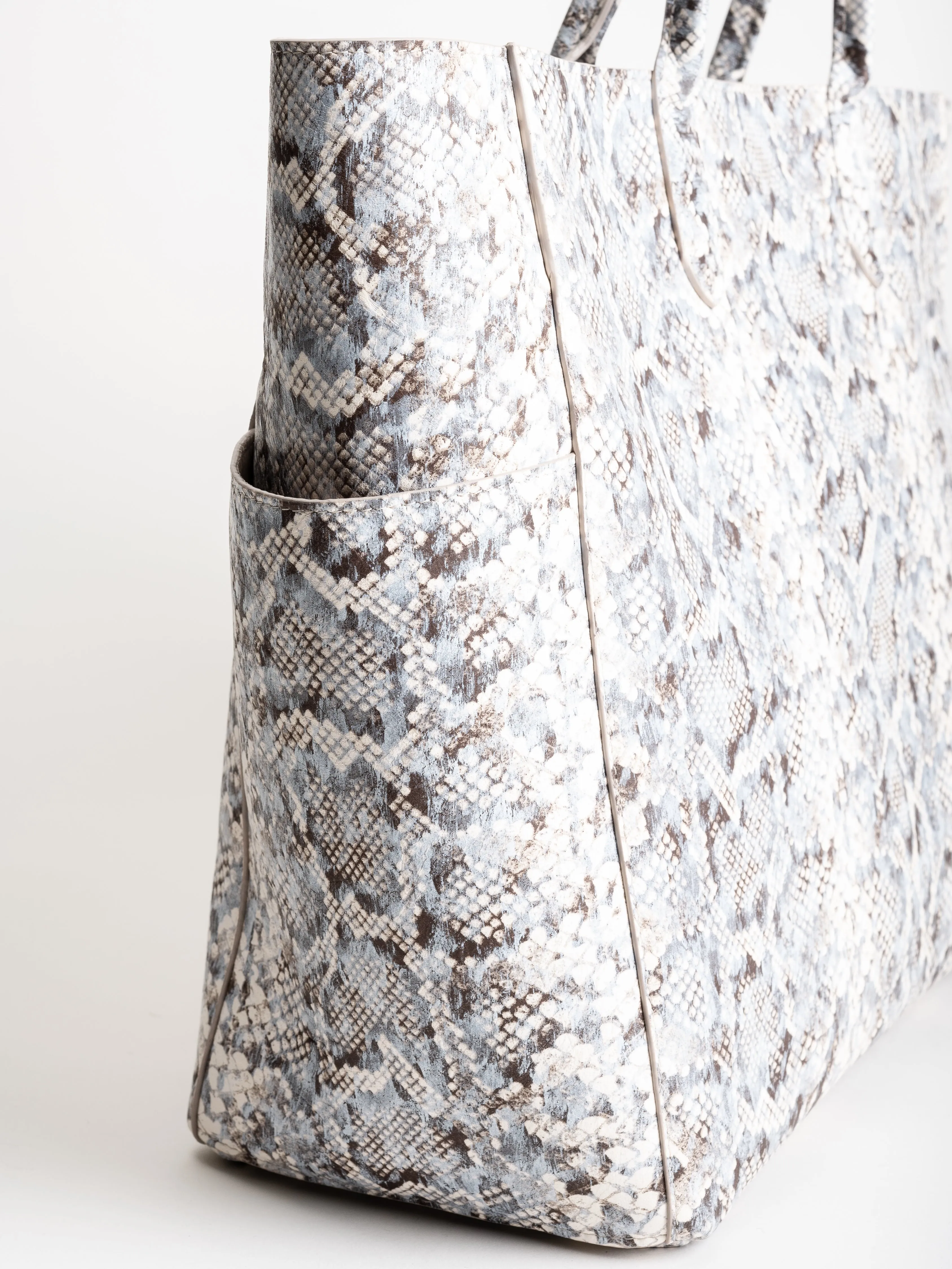 xl pocket tote - pasminia snakeprint